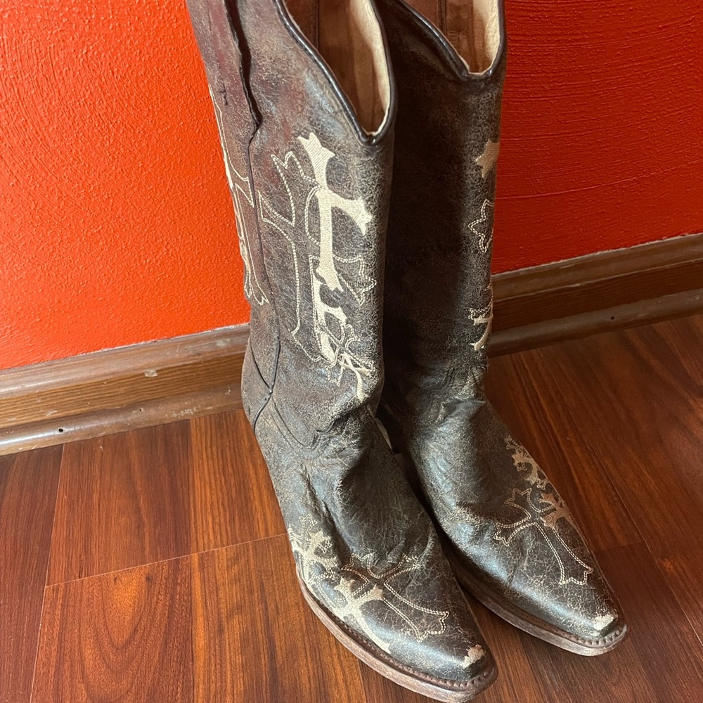 Circle G soft leather tall boots. Tan/brown with tan cross stitching. Size 9